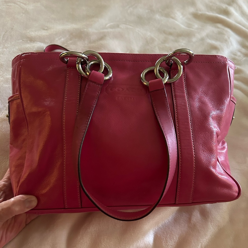 Coach Pink Shoulder Bag Luxurious Leather Design